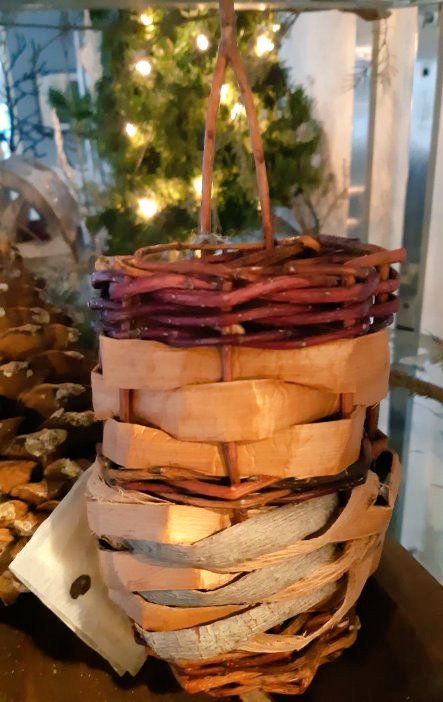 Have you signed up for our holdiay basket weaving workshop?
Includes lessons, materials and lunch. 
Only $65.
Wednesday, Dec 12th!
Please let us know if you're coming!