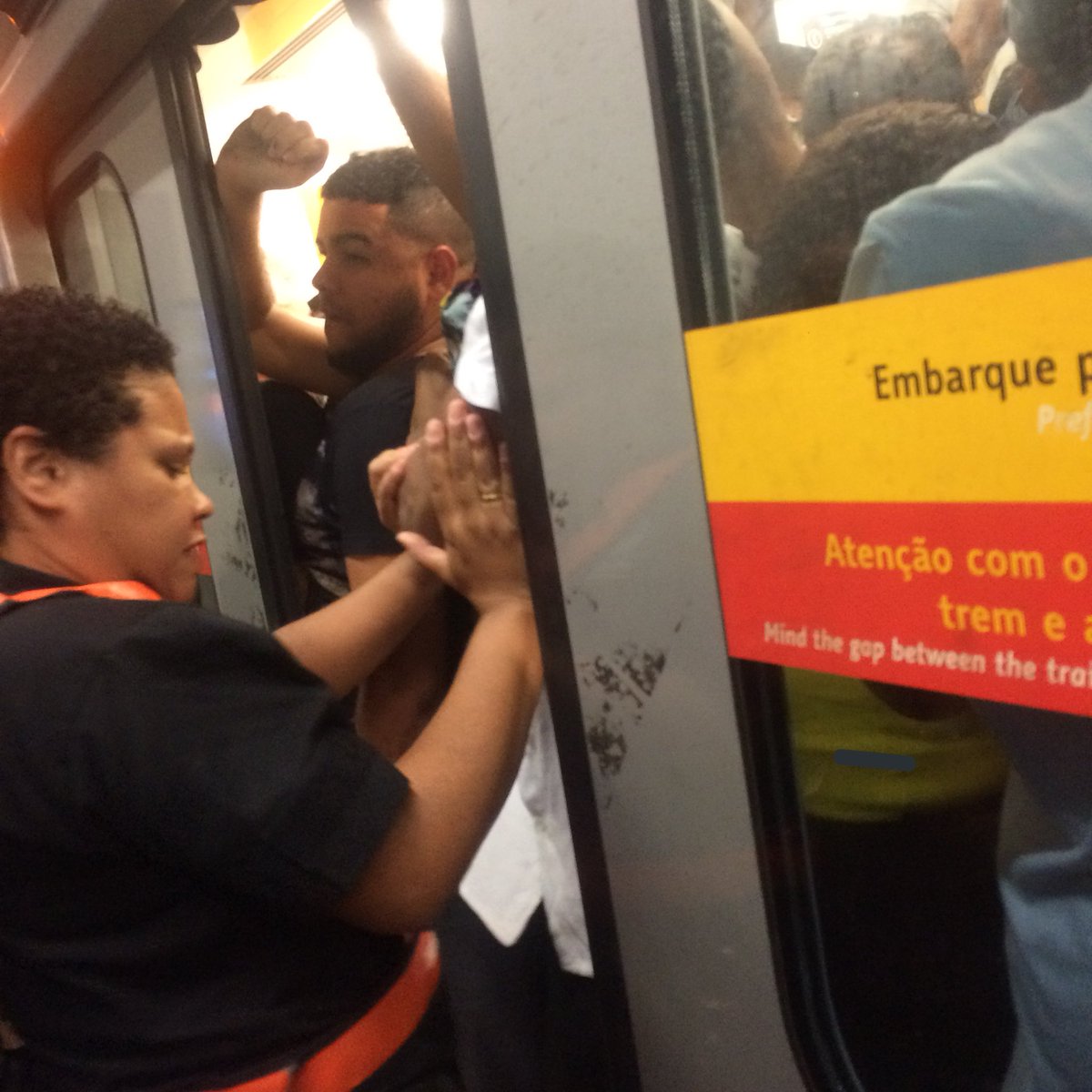 caismila's tweet image. minha amiga tentando encaixar mais um macho nos esquemas dela