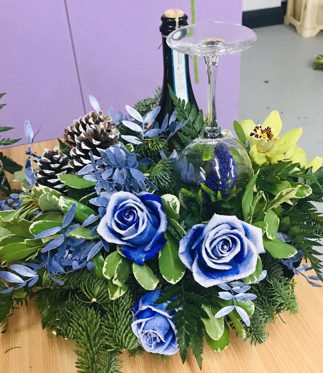MaisDaze's tweet photo. Congratulations to Loreto Parents Council for hosting a wonderful evening of Christmas Flower Arranging, Demonstrated by the highly talented Caroline from Rosaleens Flowers. https://t.co/CvNOjVOAZX