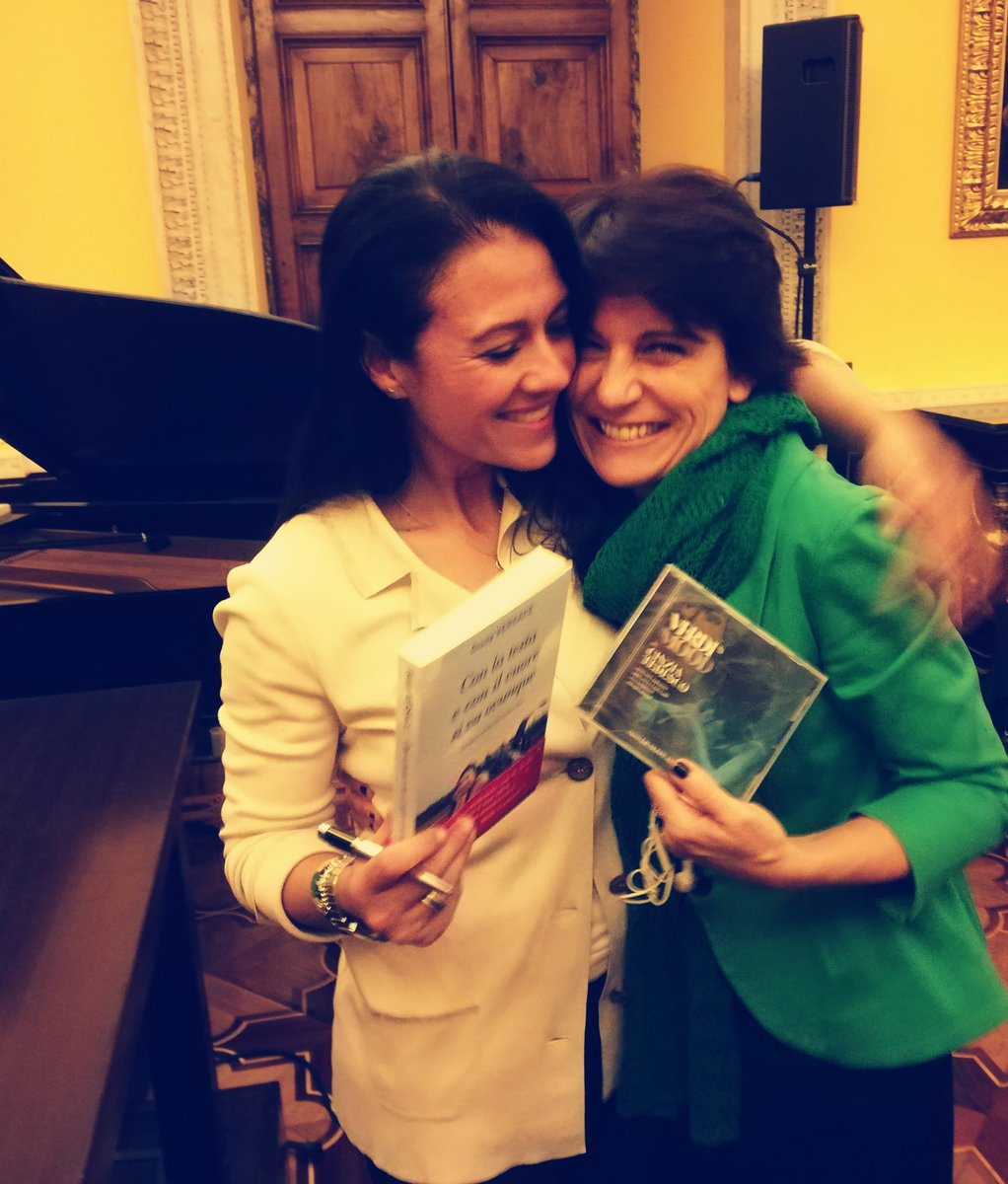 CinziaTedesco16's tweet photo. #CinziaTedesco con #GiusyVersace  #grandedonna #grandeatletaparaolimpica #amiche insieme per la @fondazionemediolanum #beimomenti #solocosebelle #ConLaTestaEConIlCuoreSiVaOvunque #VerdisMood #ScambioDiDoni grazie @GiusyVersace #JazzSolidale #OnStage #JazzIt #MusicaJazz https://t.co/DY3XLcdqqo
