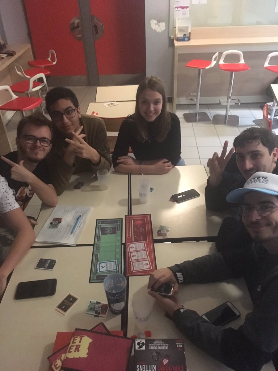 23:30 pizza mangées, on joue à des jeux de société ! #NuitInfo