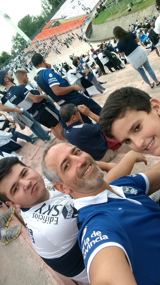 napojj's tweet photo. #copaargentinafinal Los Napolitano listos para alentar al LOBO! https://t.co/2JoZmT6chp