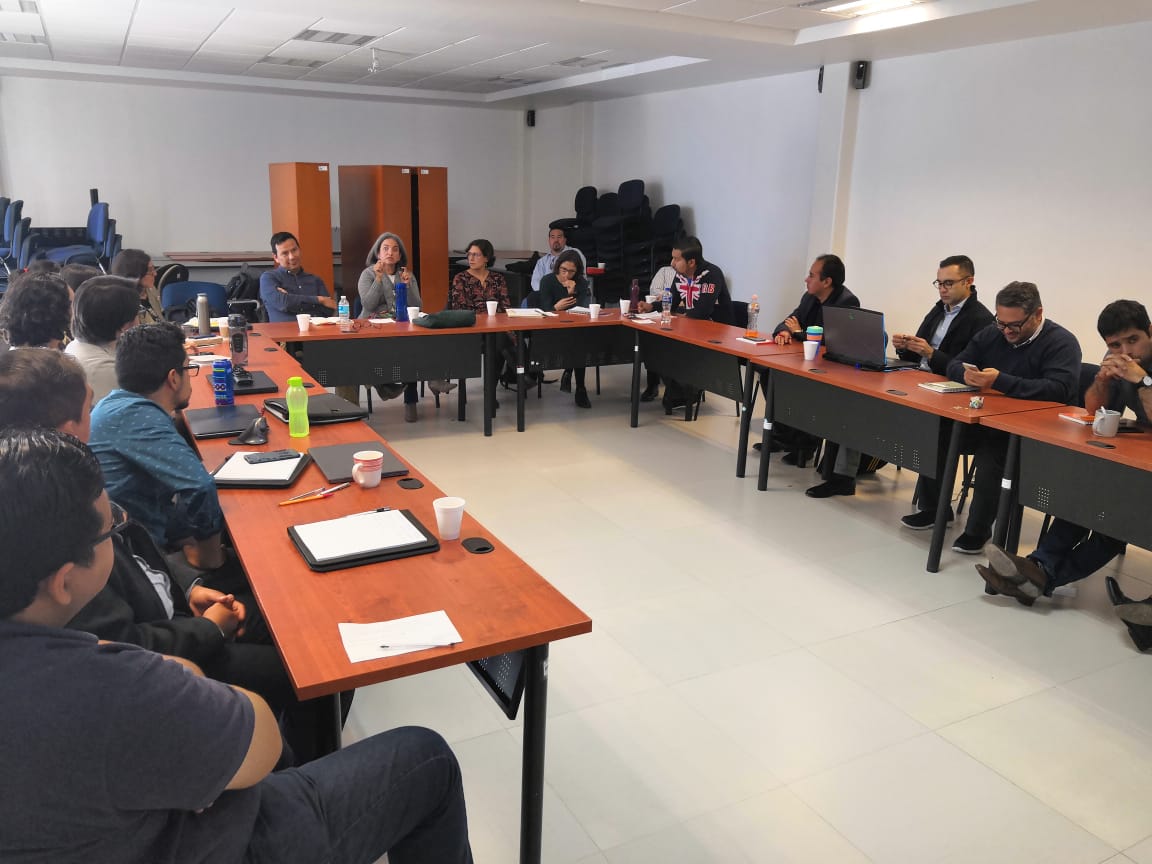 centrometmx's tweet photo. Abre Centromet espacio para la discusión de las metrópolis. Durante del seminario de hoy, Rubén Garnica y Verónica Garibay del @TECcampusQRO nos presentaron su proyecto que mide el impacto de la contaminación vehicular en la salud https://t.co/qNmp9VDxgT https://t.co/brs3Qqy7Li