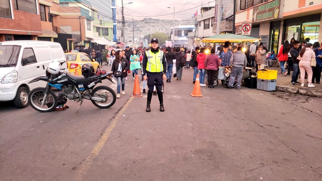 EcuNix's tweet photo. Porque #TeQueremosASalvo en estas #FiestaDeQuito un total de 1778 efectivos controlan el tránsito y la seguridad vial de la Carita de Dios. Ayúdanos a reducir los índices de siniestros, no excediendo los límites de velocidad y respetando a todos los actores viales. https://t.co/oYgC2dJYMQ