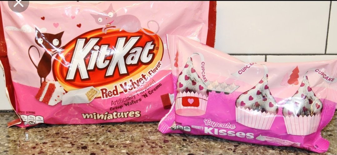 thepinkrose12's tweet photo. Nag kita si KITKAT and KISSES kagabi sa 
#BeloChristmasParty both are sweet and Yummy Chocolate😋

Click niyo ang link.. may Video🤣 

https://t.co/TnAiWLO8sC

#PlayHousePastAndPresent
@KissesDelavin__ https://t.co/DMIEHEPcmY