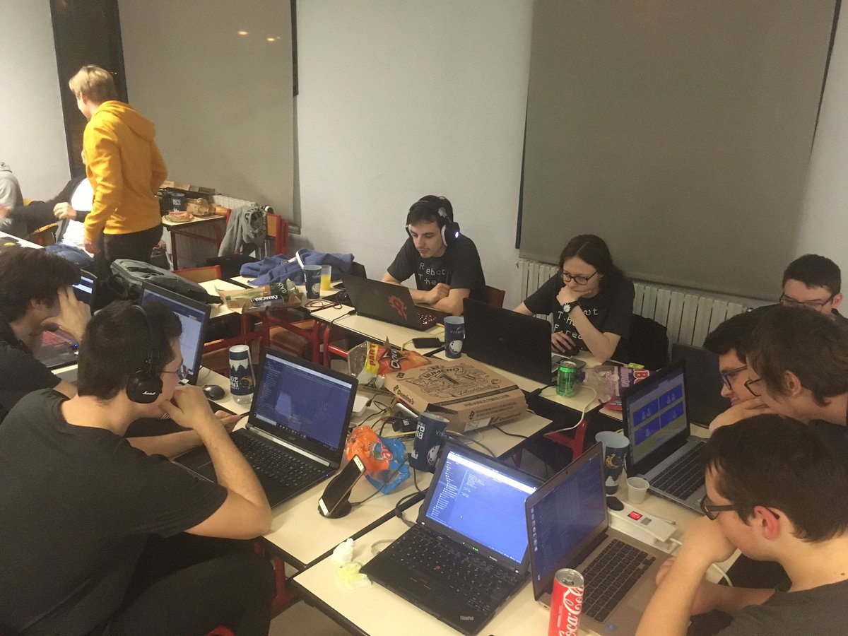 Des équipes sont toujours en course pour triompher des défis ! ✌️✌️#NuitInfo
