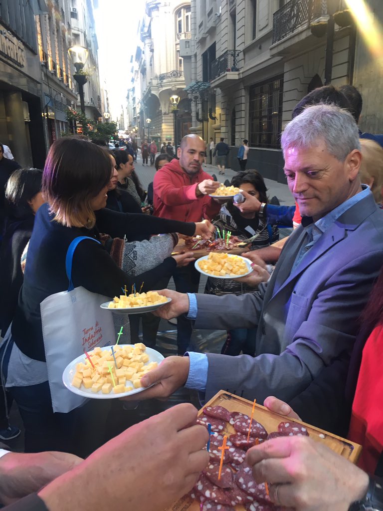 Degustación de salame y queso en la calle para todos ! #VAMOSCASADESANTAFE