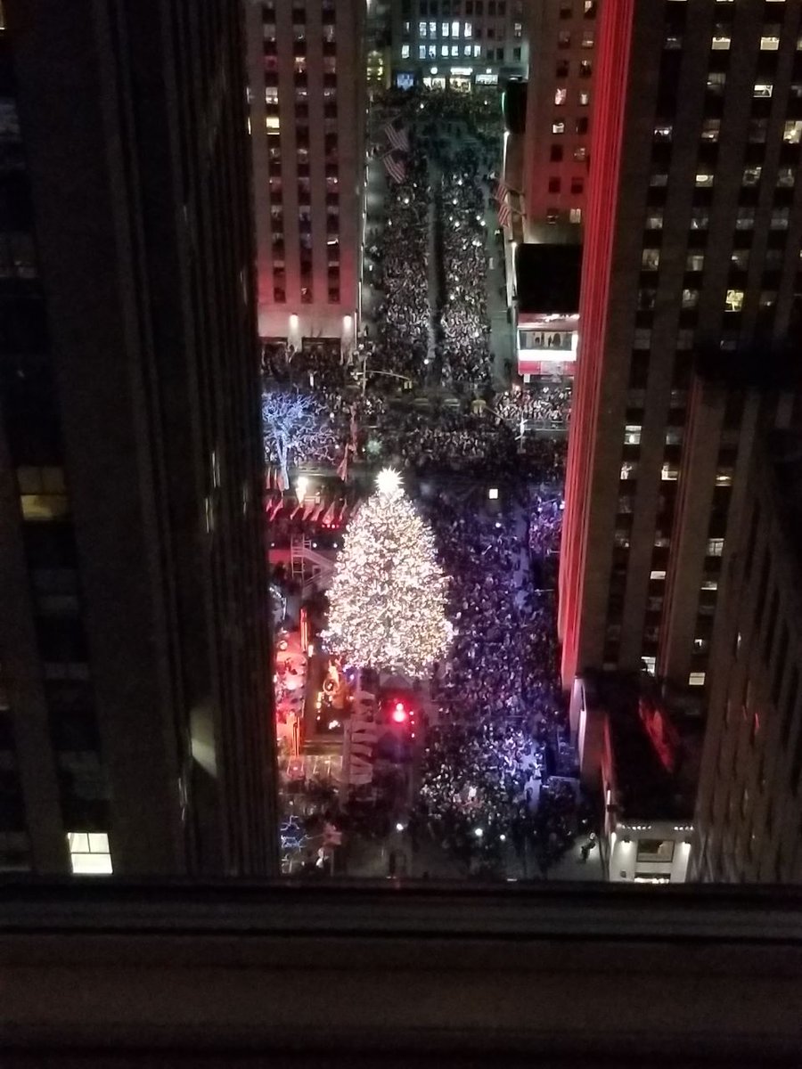 RootProjectCo's tweet image. Last week Gina and Nick took a break to engage in a New York holiday tradition; watching the tree lighting at #Rockefeller center with an impressive bird's eye view from the @Convene space at 75 Rockefeller.