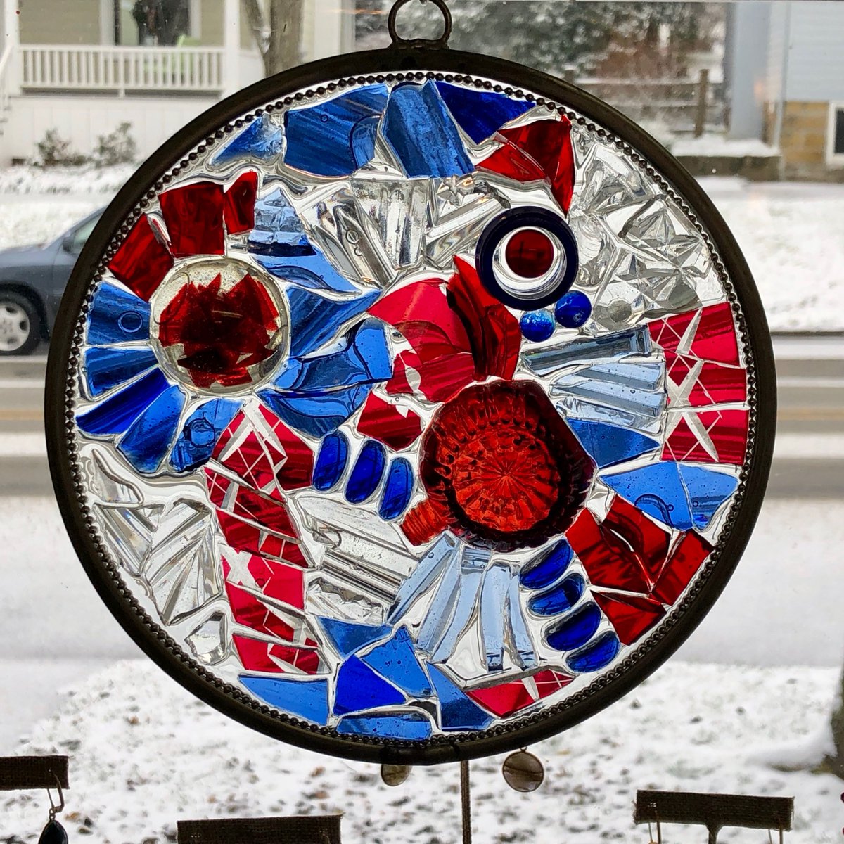 AllegoryGallery's tweet photo. It's National Shop Local Artists Week! Our local artist friend, Cindy Mullen, makes these incredible works of art out of found glass!

#ShopLocalArtistsWeek #beads #beadstore #beading #jewelrymaking #ligonier #johnstown #pittsburgh #glass #glasswork #lightcatcher #cindymullen https://t.co/ojmm50INN3