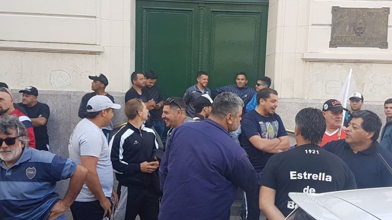 MiradaCriticaMC's tweet photo. #AstilleroRíoSantiago ⛴️ Trabajadores de Astillero se concentran en Economía, donde se realiza una reunión paritaria - https://t.co/Z50XhA98tJ https://t.co/1UXqcNLiJO