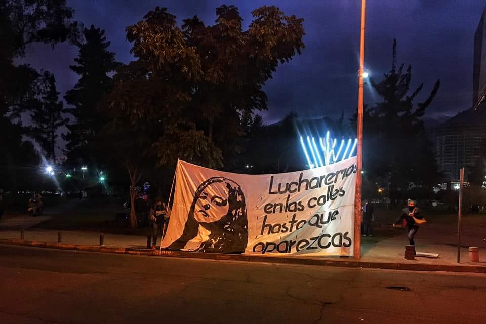 nosfaltamichel1's tweet photo. "Lucharemos en las calles hasta qie aparezcas" fue la consigna que retumbó ayer en Quito cuando los familiares y amigos de nuestra amada Michelle nos concentramos en la Fiscalía de Desaparecidos para exigir a #PabloDuran celeridad y efectividad en la búsqueda.
#TeVamosAEncontrar https://t.co/RGssksxn8h
