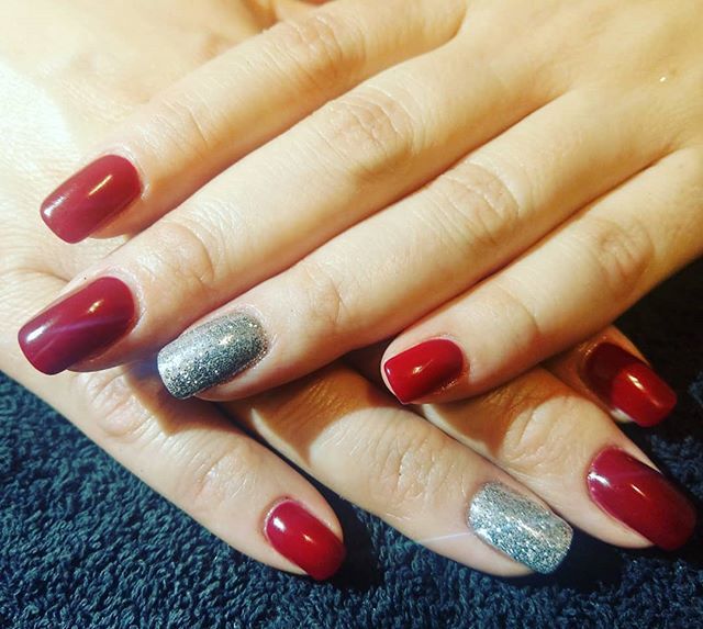 1010NailDesign's tweet photo. @siobhan81 going glam in #gingersrevenge with a #rockstar silver ring finger. #Christmasnails  #my10plus10nails #rednails #glitternails #nailsofinstagram #nailart https://t.co/nXVw0snrC2 https://t.co/PpNZHwk1cG