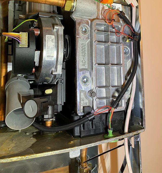 NickHughes247's tweet photo. More and more of these @worcesterbosch boilers failing getting quite a lot now,  think they need to make a new heat exchanger !! Boiler is only 2 years old good job it’s under warranty.  #plumbing #heating #gasfitter #gasman #bathroom #bathroomfitter #he… https://t.co/3lOXNPypll https://t.co/tcshU9vi9X