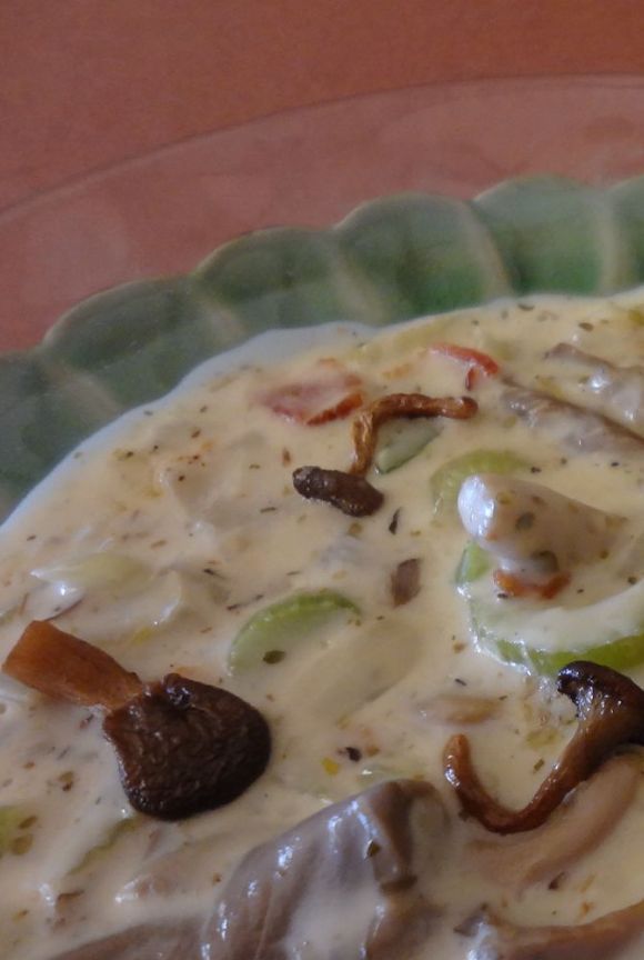 This colder weather has thick and hearty soups calling our name! 
We recommend this Mushroom and Garlic Chowder recipe. 🍄🤗
mycopia.com/recipes/mushro…