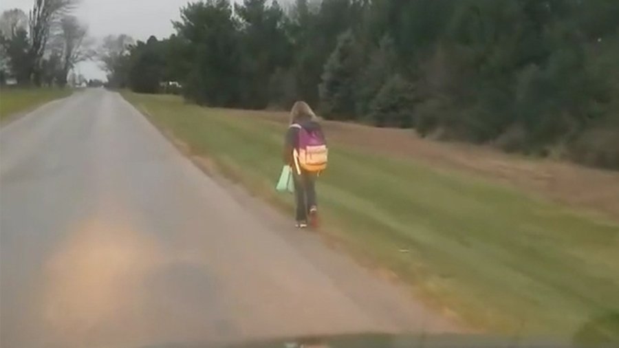 KTLAMorningNews's tweet image. Ohio Father Makes 10-Year-Old Daughter Walk 5 Miles to School After Bus Suspension for Bullying bit.ly/2QexyNX