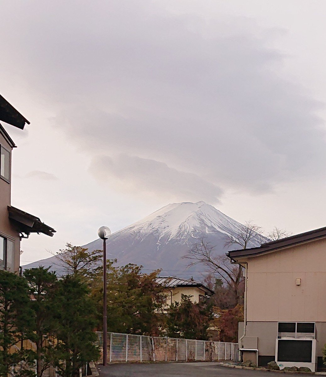 burst1022's tweet photo. こんなに近くで富士山を見たのはいつ以来だろうか
富士山とはなぜこんなにも美しく、日本人の心をつかんで離さないのだろうか
#富士急ハイランド https://t.co/pCx8YbPjVO