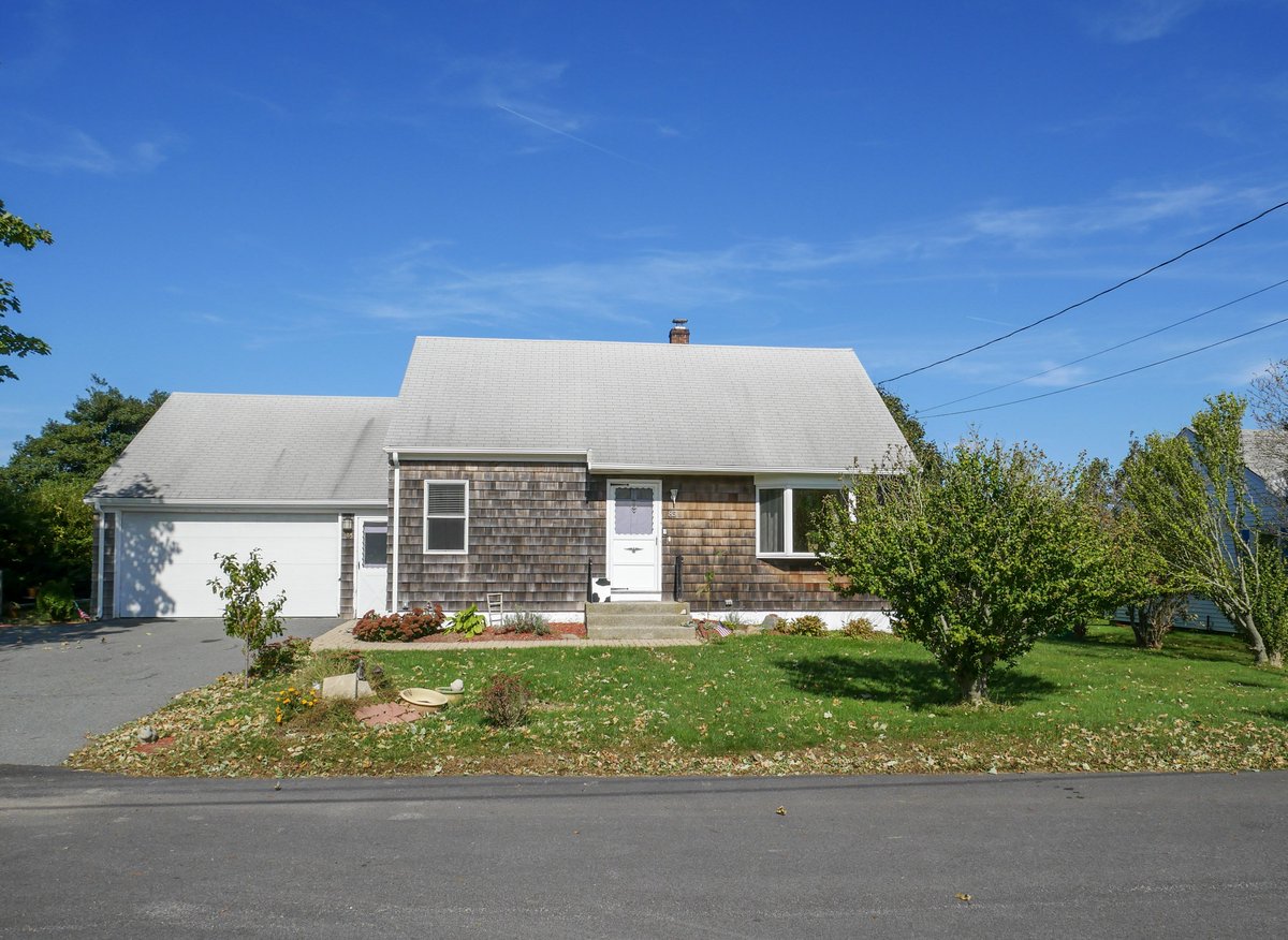 fitzteamri's tweet photo. Enjoy the peace and quiet of Portsmouth while being just a short drive to downtown Newport. Contact Caroline to schedule a showing of this 3 bedroom, 2 bath classic cape home! Listed at $335,000. #FitzpatrickTeamRI @remaxinri @remax #newlisting #househunting https://t.co/eb1WNxtrLL