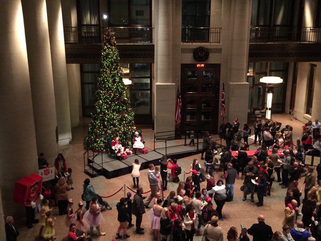 SteveWainfor's tweet photo. It's official the holiday season with the lighting of the State House Christmas tree https://t.co/khPhhFBprM