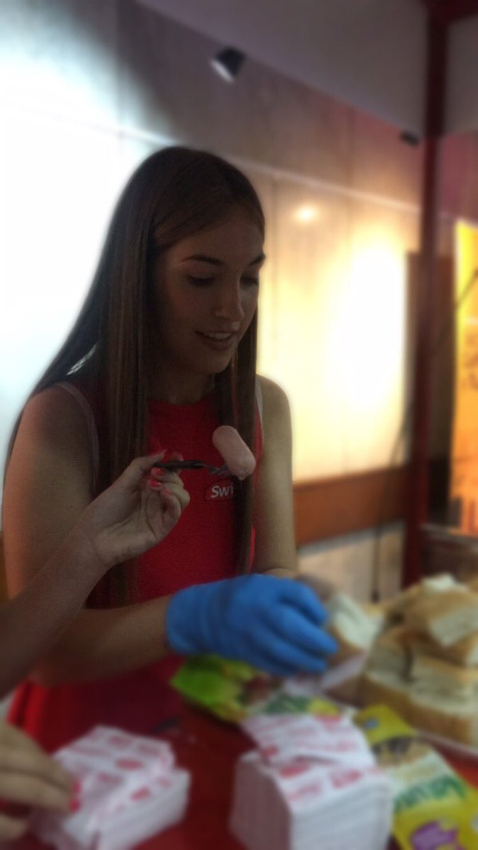 Momento de comer de la mano de salchichas swift! #VAMOSCASADESANTAFE #NOCHEDELASCASAS
