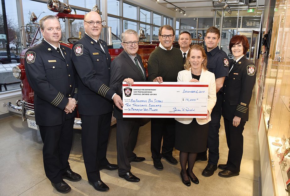 IN MEMORY: @oakvillefire , @oakvillepffa & @OakvilleMayor present $10,000 to Big Brothers Big Sisters of Halton & Hamilton in memory of the late Wes Miller(OFD Chief 76-91), from the estate of his wife Lois who willed the funds for charitable or philanthropic groups. @DurdinB