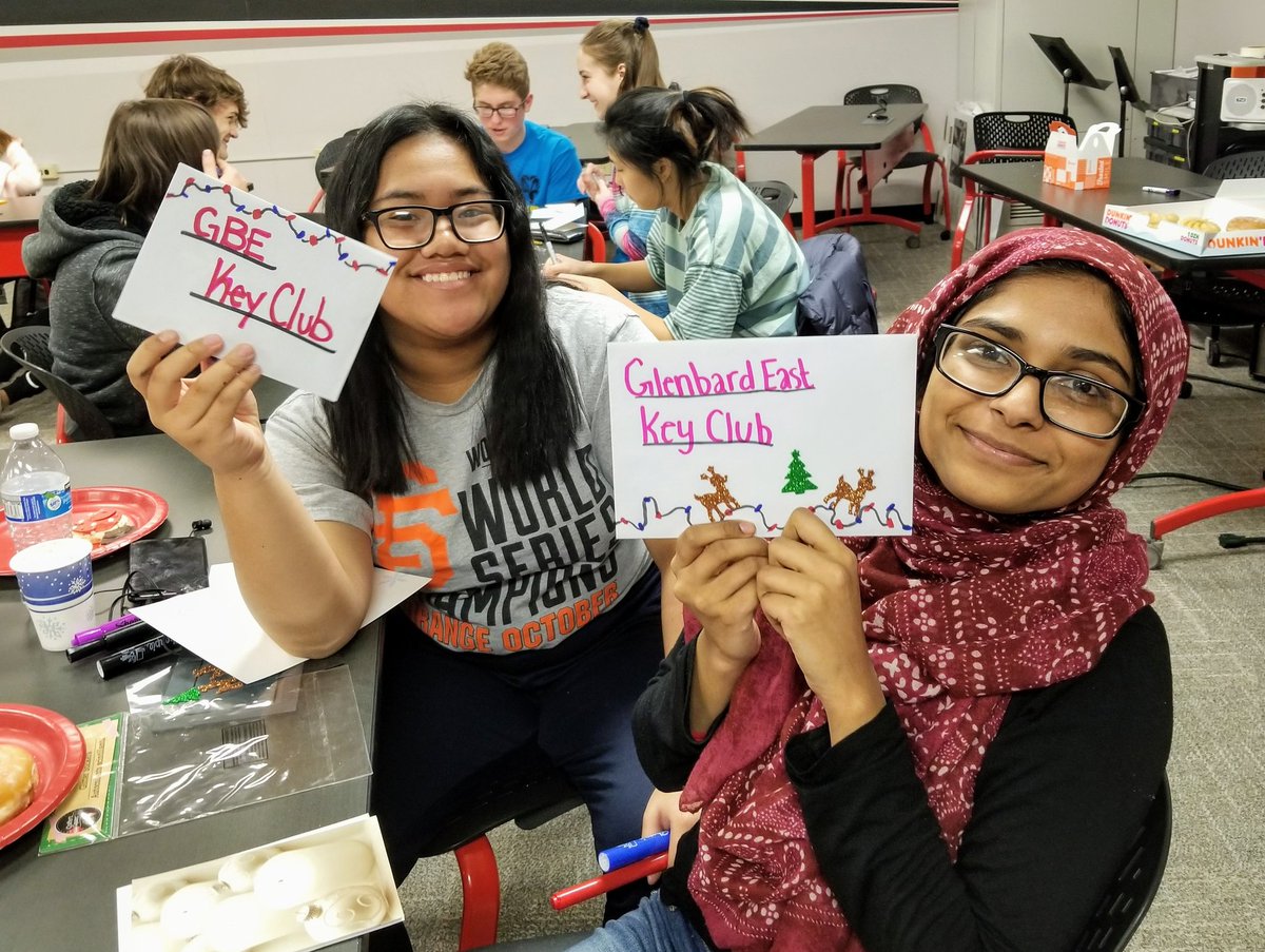 GEHSAPhumanMsB's tweet photo. Key Club cares! Productive afternoon creating holiday cards for DuPage Care Center. @Kiwanis @keyclub @GlenbardDist87 @GlenbardEastHS @DuPageSeniors @GEHSAPhumanMsB https://t.co/sKZln5Tryr