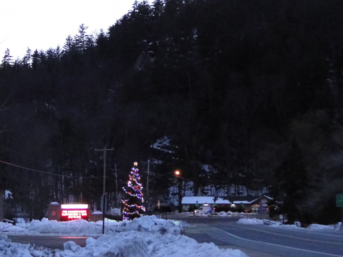 jillbroderick's tweet photo. Downtown #Pottersville #NYS looking Christmassy at #EXIT26 https://t.co/KtLGH4wWdG