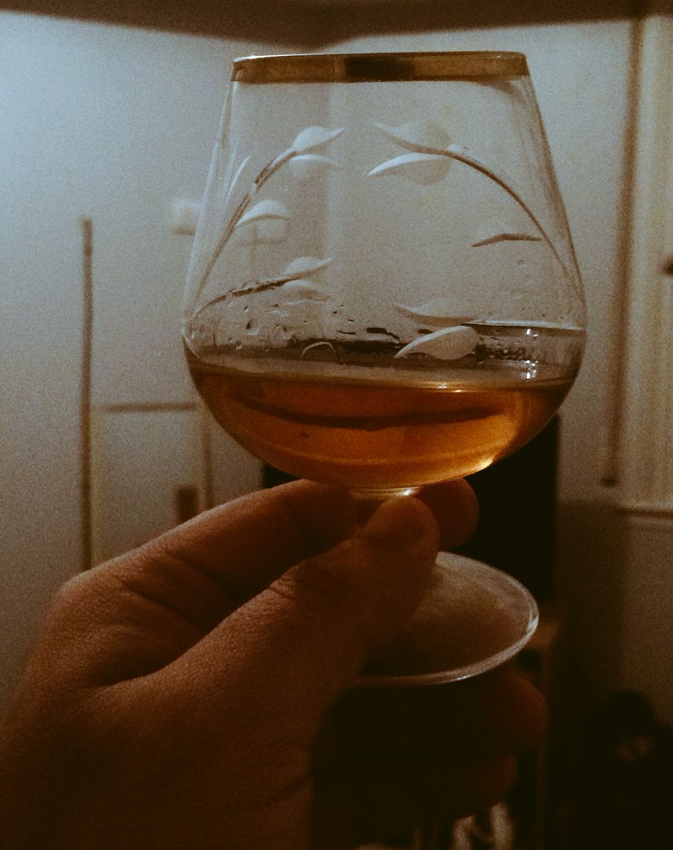 TipsWhisky's tweet photo. Recomiendo prueben un buen scotch en copas de estilo cognac. Base ancha y cuello angosto. O las famosas glencairn glass. Nos va a ayudar a percibir mejor nuestro whisky. #whiskyTips #theblackgrouse #glass https://t.co/tvvPGZosJ4