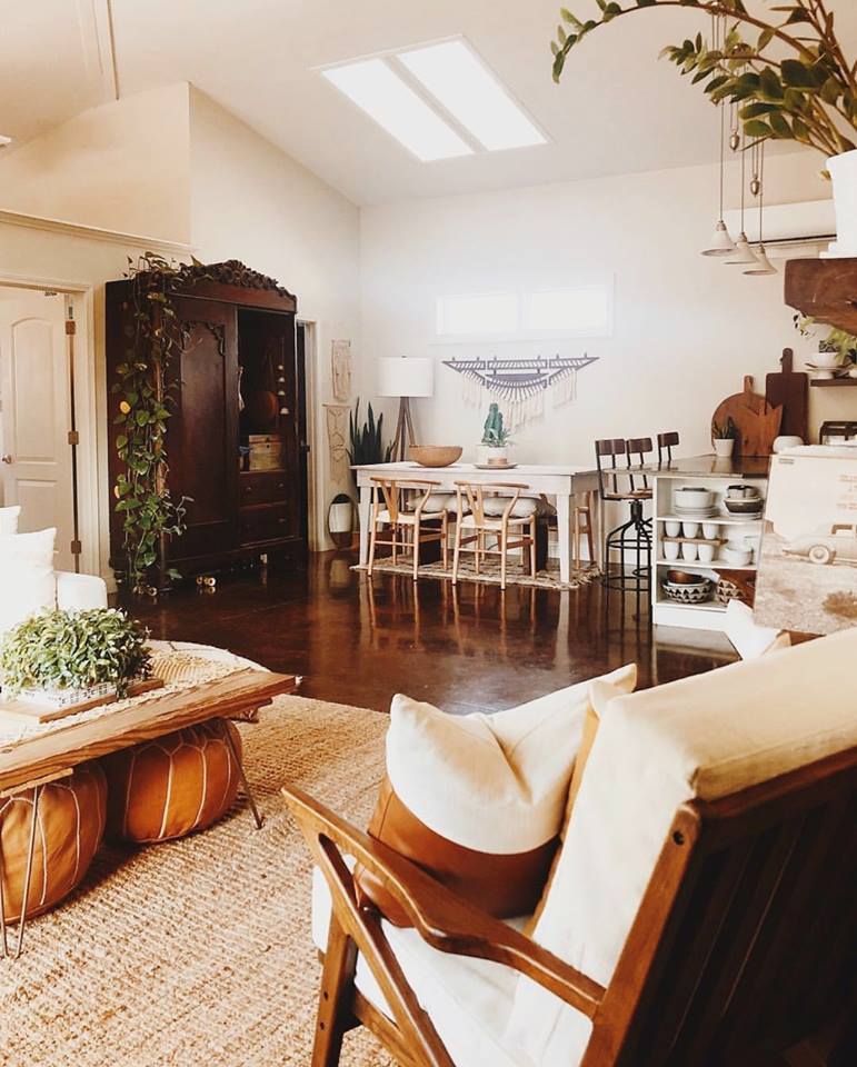 @thestellabluegallery’s stunning space! We have a serious decor crush 😍 

#polyandbark #tablescapes #aesthetics #midcenturymodern #modernfarmhouse #moderndecor #eclecticdecor #eclectichome #holiday #holidaydecor #myhomevibe #myhomecrush #livingroomdecor #diningroomdecor