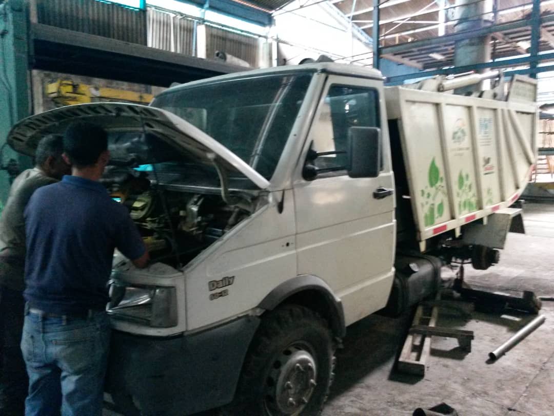 AraguaRecicla's tweet photo. Porque #ReciclarEsLaNota #AraguaRecicla continúa apoyando la labor de #Fundac en su nuevo espacio para el almacenamiento de #MaterialAprovechable y en la recuperación de su flota de vehículos para las #RutasSelectivas https://t.co/CzKUtJeDc0