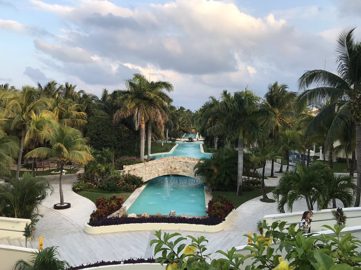 trvlAssocMidTX's tweet photo. First full day of #givc2018 On our way to dinner, had to take a second to enjoy this view! Never gets old! #gourmetallinclusive #eldoradoroyale #trvlassocmidtx #kceholidayinc #ilovemexico https://t.co/cB3Qv2ufDo