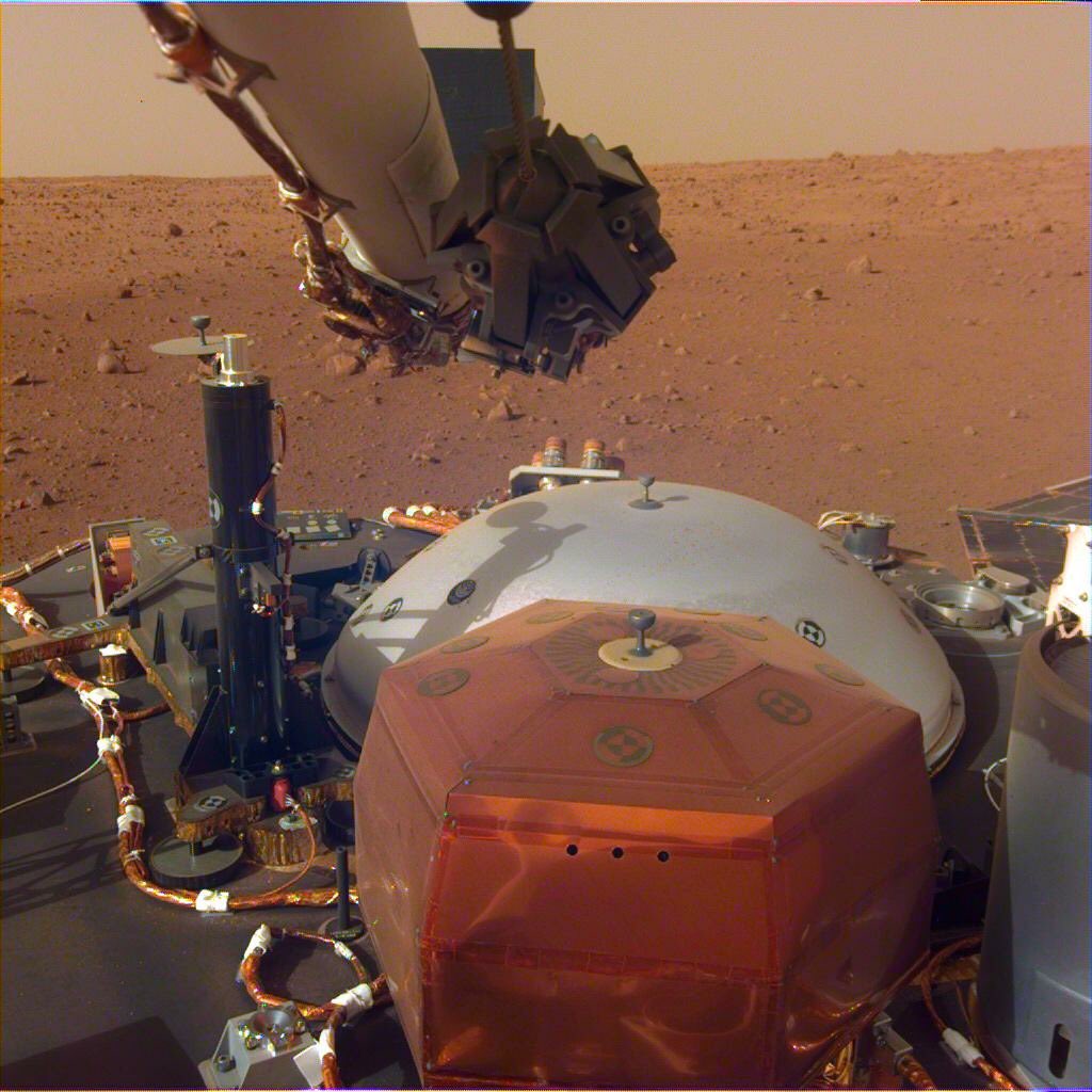 phoebus_k's tweet image. Saying that I started my studies some years ago with an internship on the efficiency of that grey shield and later on the feet of this orange-covered gem (aka seismometer)... Lucky I am if this photo I see #GoInsight