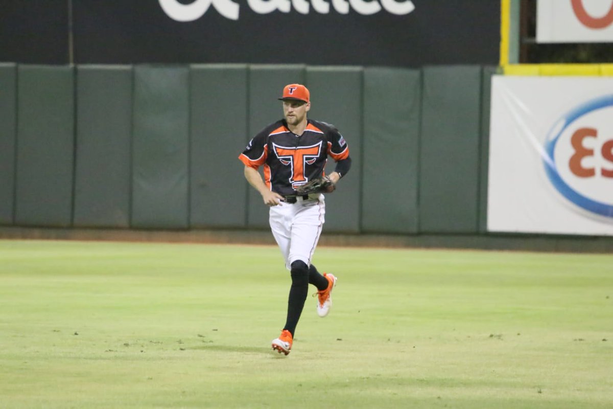 TorosdelEste's tweet photo. Bienvenido @hunterpence you've always looked good in orange. https://t.co/TgiVUFy4g0