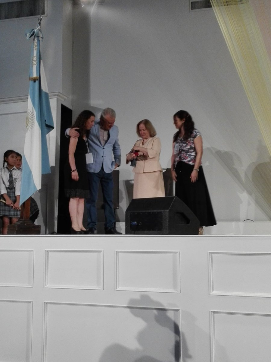 TecMultimedia's tweet photo. Los fundadores del @TecMultimedia, los pastores @jmsilvestriok y @SilvestriMabel  presentes en el acto de graduación.
Reciben un obsequio de parte de todos los alumnos. https://t.co/sO4dnuQtaN