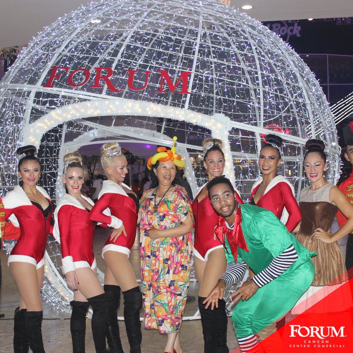 ForumCancun's tweet photo. Esto es un poco de lo que sucedió en nuestro encendido de árbol navideño. Gracias por acompañarnos y sigue disfrutando de la navidad con nosotros. https://t.co/l0EQDfaXdm