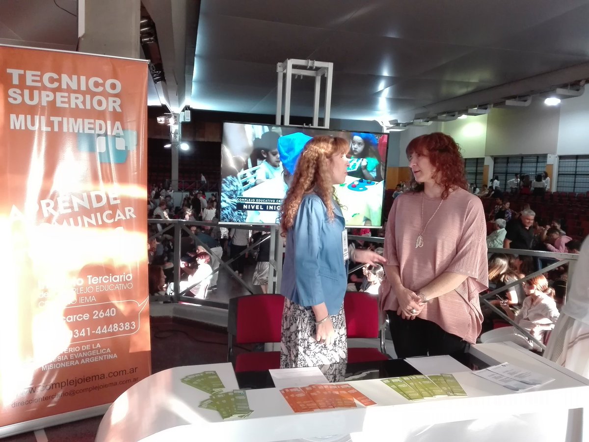 TecMultimedia's tweet photo. Stand del @TecMultimedia 
Los presentes se acercaron para recibir información sobre la carrera. https://t.co/QGnLNXSVbe