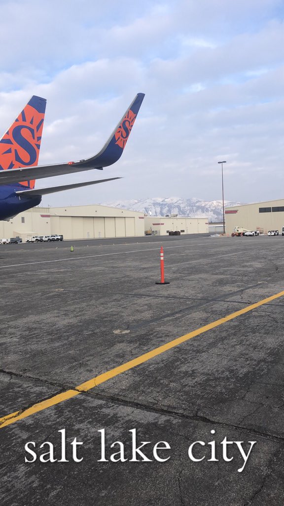 Tyson_McHatten's tweet photo. Nice views on the descent into Salt Lake City with @BlackBearsFB https://t.co/ljSfaTPnYN