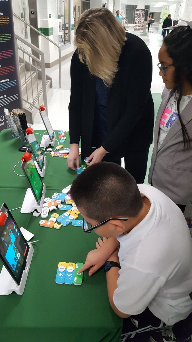JessicaBurdick7's tweet photo. Computer Science night @PrincipalMizell @MustangRaines9  @MeadowlandElem @NickGrzeda @csforlcps https://t.co/U47uAe8iIF