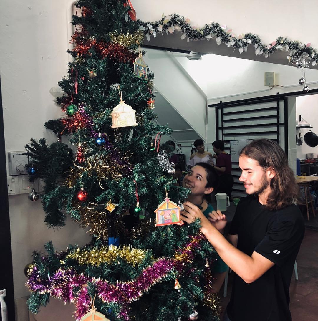 AIMissions's tweet photo. I’m walking away knowing that Jesus calls us to love everyone, no matter how difficult. He calls us to decorate a Christmas tree in the middle of a soup kitchen just to bring a smile to the face of someone. Thank you, Malaysia.
#wrgapyear #malaysia https://t.co/ntZHpix7ND