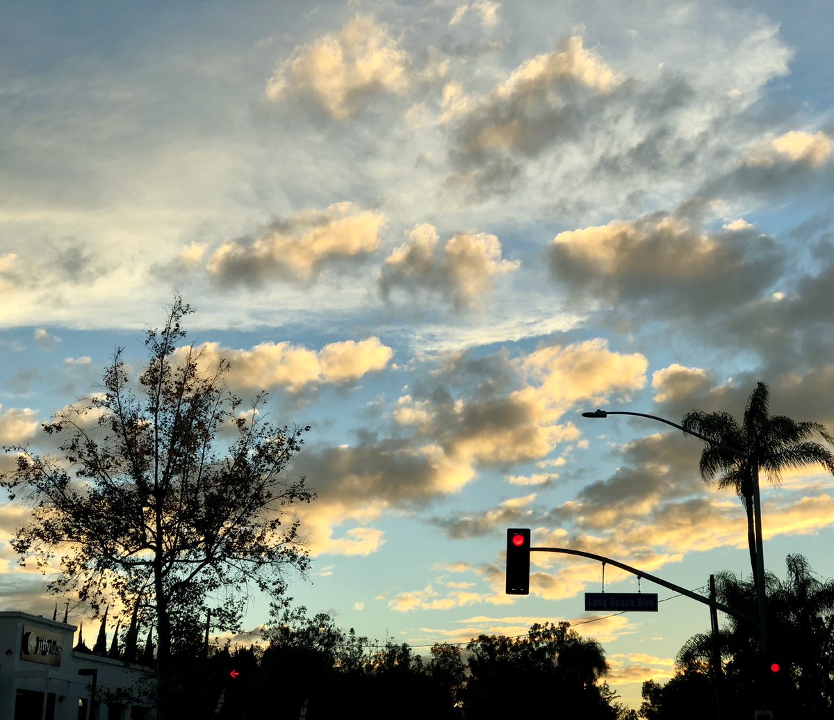 chispalux8's tweet photo. one of my favorite things is seeing my little corner of the world after a rainstorm. today was no exception..a rainbow, visible mountains lit with a pink sunset glow, &amp; as always, the post-rain clouds. ♥️ 
#LongBeach https://t.co/D39mbE7C1C