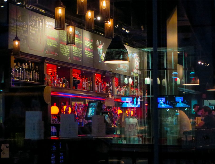 Chers clients, notez que nous serons fermés de 19h à 22h30 pour un événement privé. Venez chercher votre dose de #LAB avant 18h! 🍹🙌 #Bar #Montreal