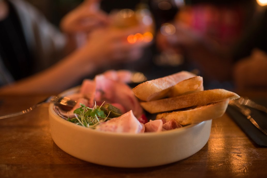 Comme on dit, c'est encore Noël quelque part dans le monde... 🤔

En tout cas une chose est sûre: c'est encore la fête au LAB grâce à nos 5@7 qui se prolongent jusqu'au jour de l'An! 🙌🎉 #Jourdelan #Party #BarleLab