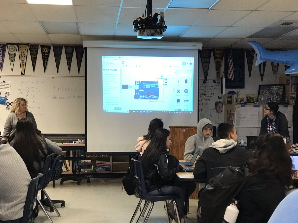 FontanaUnified's tweet photo. What better way to learn than by your peers? Students teaching students at Summit during the #Hourof Code today! #FontanaNextLevel #KeepSoaring https://t.co/9mRCMnfGE3