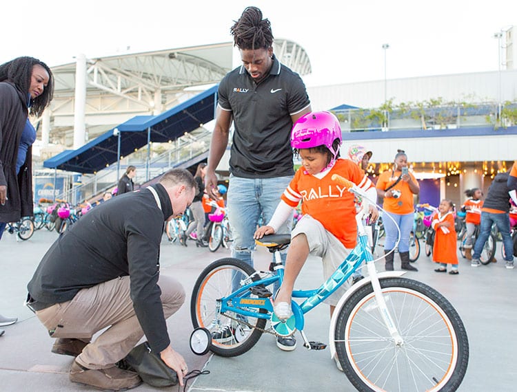 SoCalCycling's tweet photo. Los Angeles @Chargers Running Back Melvin Gordon and @rally_health Host Third-annual “Holiday Bike Build” for L.A.-Area Youth
More @ https://t.co/DrCiLrERJB
#Cycling #Bicycling #RallyHealth #LosAngelesChargers @Rally_Cycling https://t.co/r3zTyh5MSs