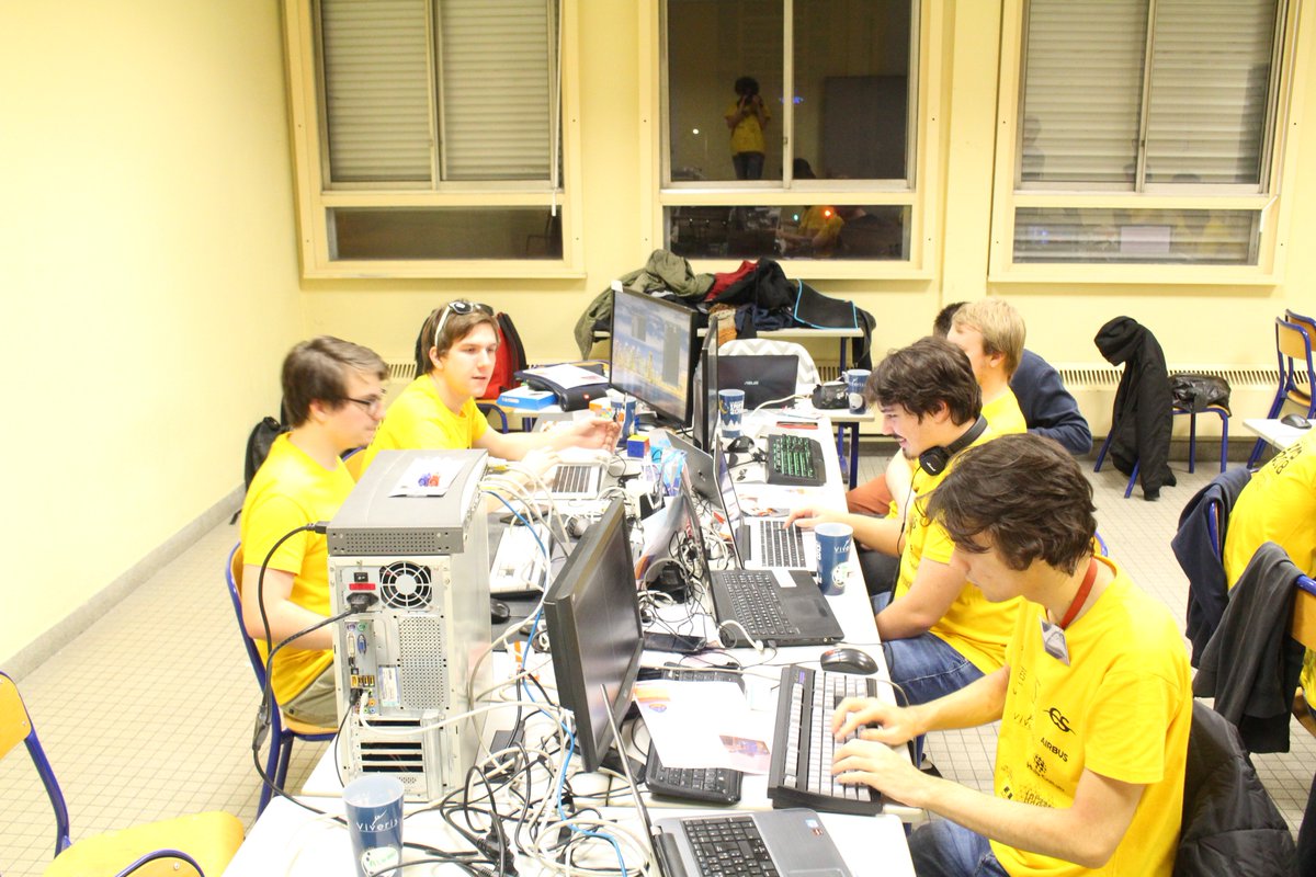 FuretPa1's tweet photo. Alors, ça roupille ? En plus de bien avancer, les #belettes ont une super vue depuis leur repère ! #nuitinfo #nuitdelinfo #nuitdelinfo2018 #toulouse #teambelette #DefiJobOpp @JobOpportunIT_ https://t.co/XvPa5cwvAR