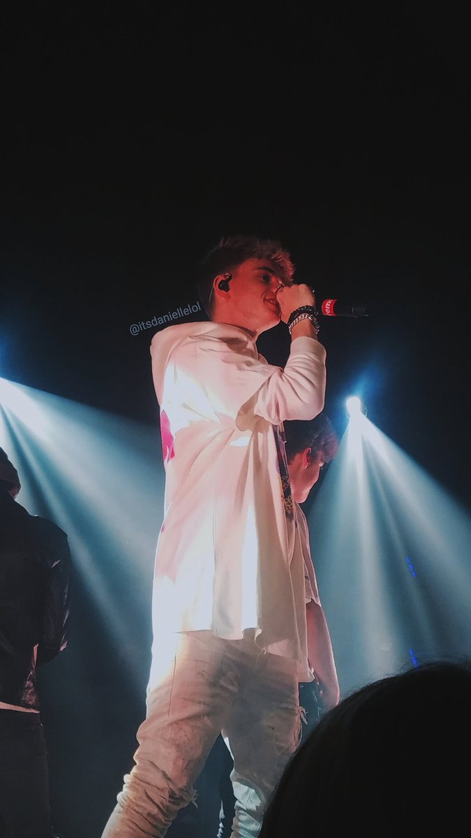 itsdaniellelol's tweet image. last set of pics ❤ #KISSMAS2018 @KISS107 @whydontwemusic