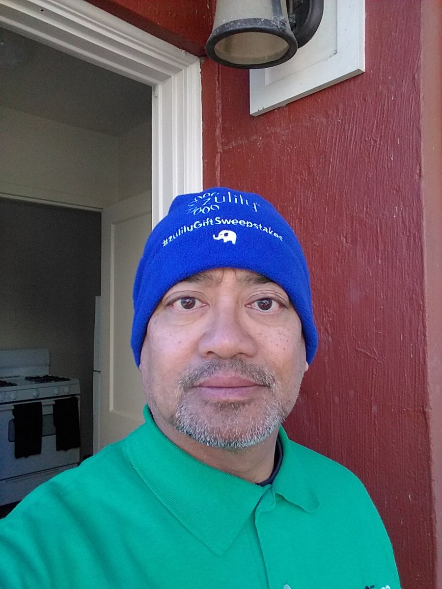 GoRunnerSF's tweet image. Great to act as modern day Santa’s with  #zulilygiftsweepstakes ! Our staff was happy to participate!