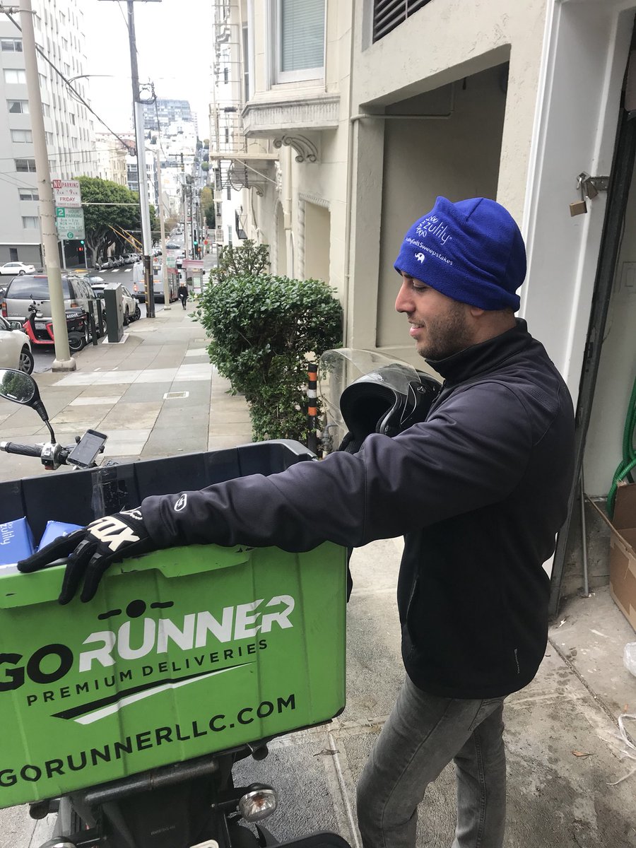 GoRunnerSF's tweet image. Great to act as modern day Santa’s with  #zulilygiftsweepstakes ! Our staff was happy to participate!
