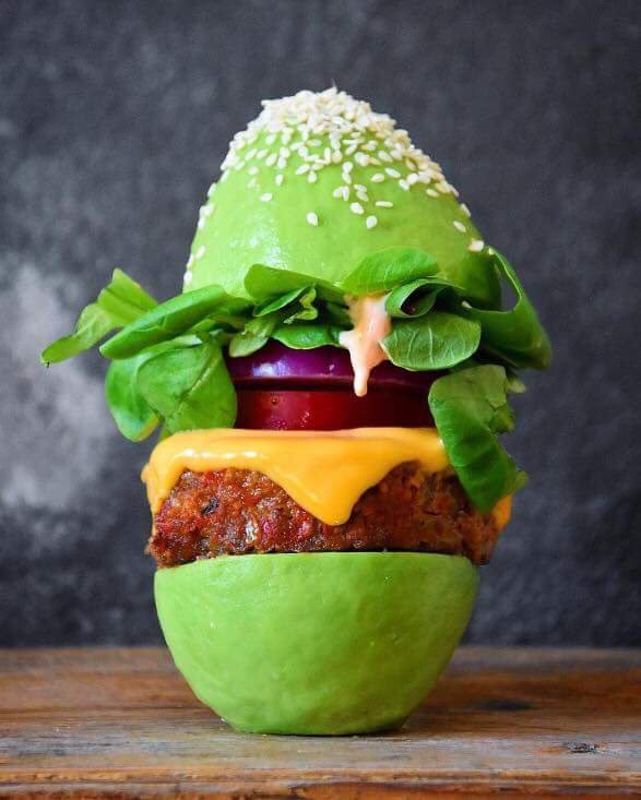 AquiLoMire's tweet photo. ¿Creían haber visto todo? Pos como les digo que no amiguitos. Vean estas hamburguesas de aguacate. ¿Se les antoja? https://t.co/ke1TBNURTB