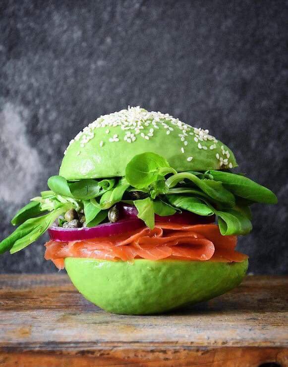 AquiLoMire's tweet photo. ¿Creían haber visto todo? Pos como les digo que no amiguitos. Vean estas hamburguesas de aguacate. ¿Se les antoja? https://t.co/ke1TBNURTB