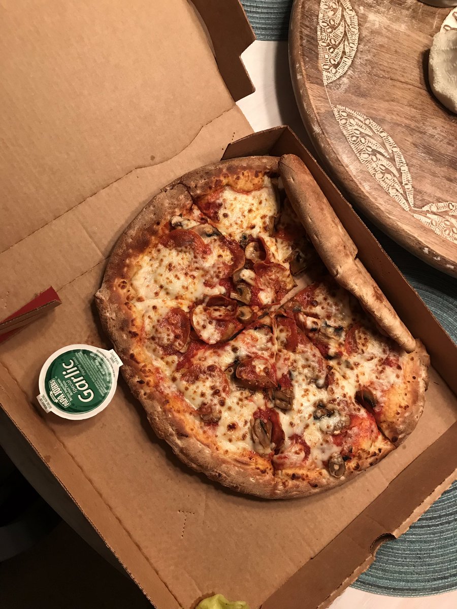 emory_patton's tweet photo. @PapaJohns ah, my favorite way for pizza to be delivered... a mess https://t.co/vUriKbYJQ9